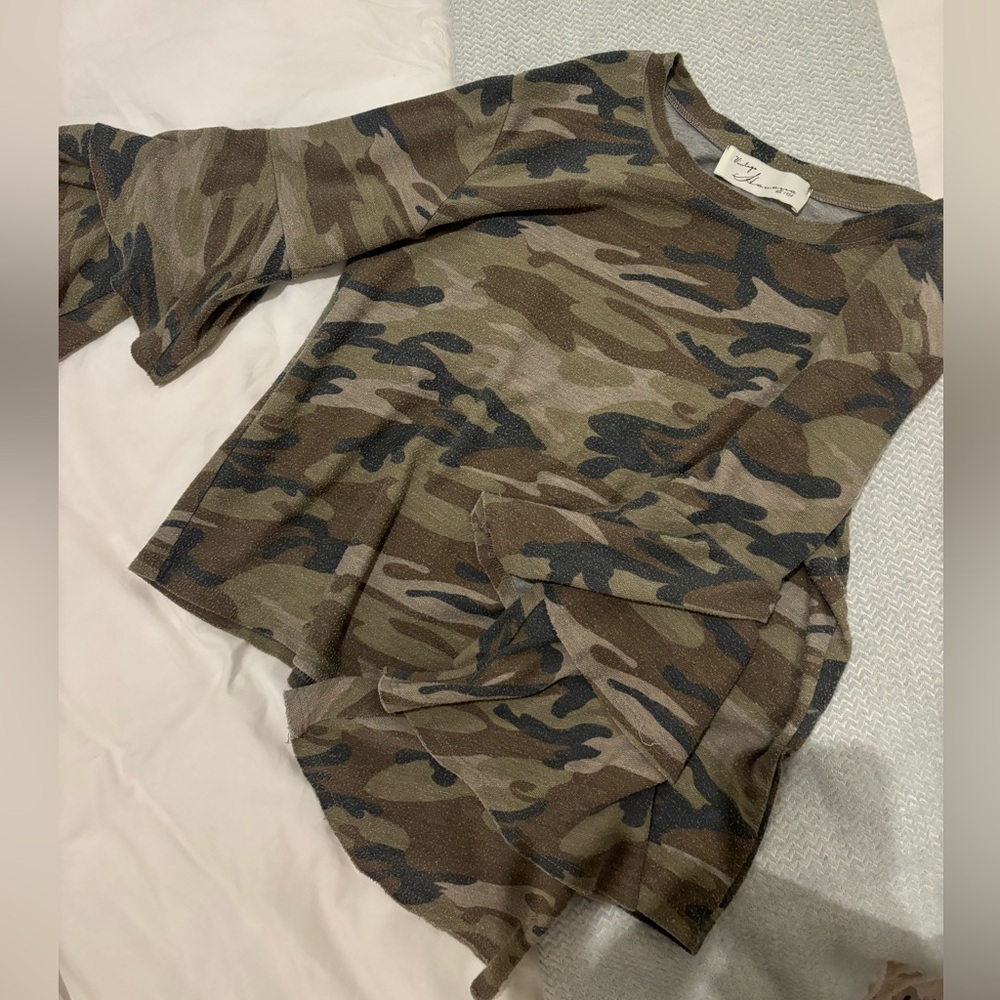 Vintage Havana camo long sleeve sweater with flared sleeves. Super soft!!!